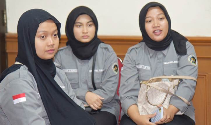 Kepala SPPG Pariaman Tengah, Nur Inggrid Saumi (kanan) bersama anggotanya Dila Aprilia Istiqamah dan Sarah Zahra Monica.