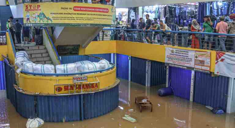 Banjir rendam wilayah Jabotabek setelah hujan lebat di awal Maret 2025.