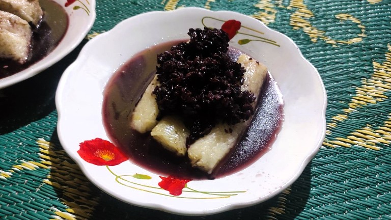 LEZAT: Cita rasanya khas dari perpaduan ketan yang gurih, aroma santan yang harum, serta tapai hitam yang manis dengan sedikit rasa asam.(FAISAL/PADEK)