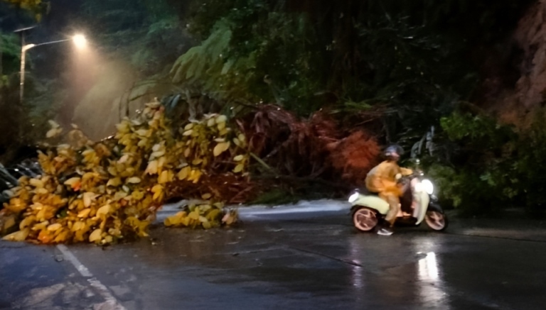 Hujan lebat dan angin kencang memicu longsor di Panorama 1 Sitinjau Lauik menutup akses jalan Padang-Solok. (BPBD Kota Padang)