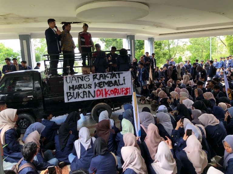 PRIHATIN: Ratusan mahasiswa Politeknik Pertanian Negeri Payakumbuh (PPNP) berunjuk rasa di halaman DPRD Limapuluh Kota, kemarin (5/3).(RIDWAN SY/PADEK)