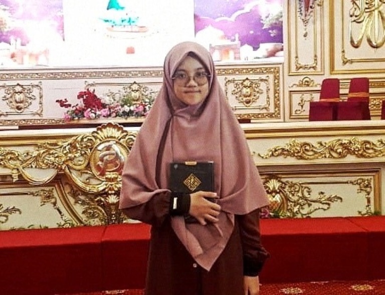 TEKUN: Kaysha Aziza Humaira menghabiskan waktu berjam-jam setiap hari bersama Al Quran, menuntaskan setiap ayat yang ia hafal dengan tekun.(DOKUMENTASI PRIBADI)