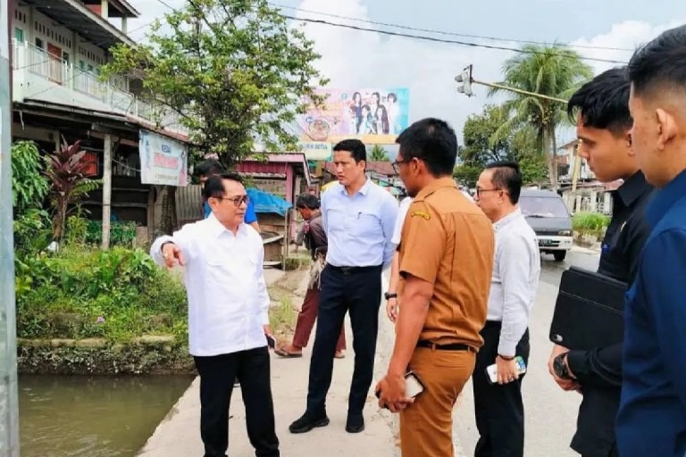 RUMUSKAN SOLUSI: Bupati Padangpariaman, John Kenedy Azis meninjau titik banjir di Jalan Padang-Bukittinggi dekat Pasar Sicincin, kemarin.(DISKOMINFO PADANGPARIAMAN)