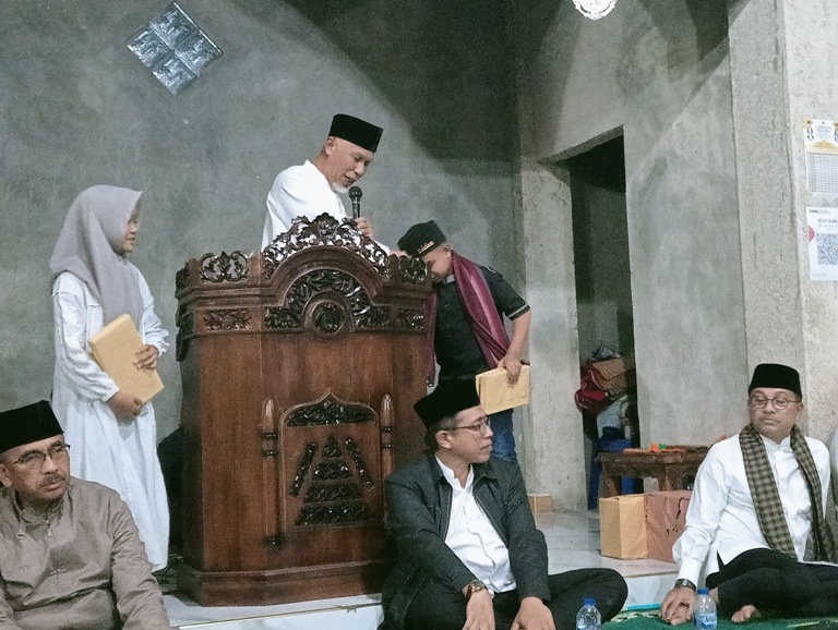 REWARD: Gubernur Sumbar, Mahyeldi Ansharullah memberikan hadiah kepada salah seorang siswa yang dapat menjawab pertanyaan yang diberikan di Masjid Salman, Solsel.(ARDI/PADEK)
