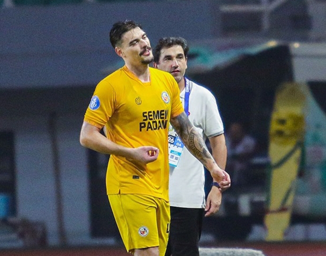 Bek Semen Padang FC, Tin Martic harus keluar lapangan setelah mendapat kartu merah pada menit ke-48. (Foto: Instagram Semen Padang FC)