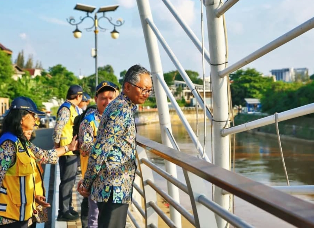 Menteri PU Dody Hanggodo meninjau Bendung Bekasi dan Sodetan Ciliwung bersama Wakil Menteri PU Diana Kusumastuti, Rabu (5/3). (Foto: Kementerian PU)