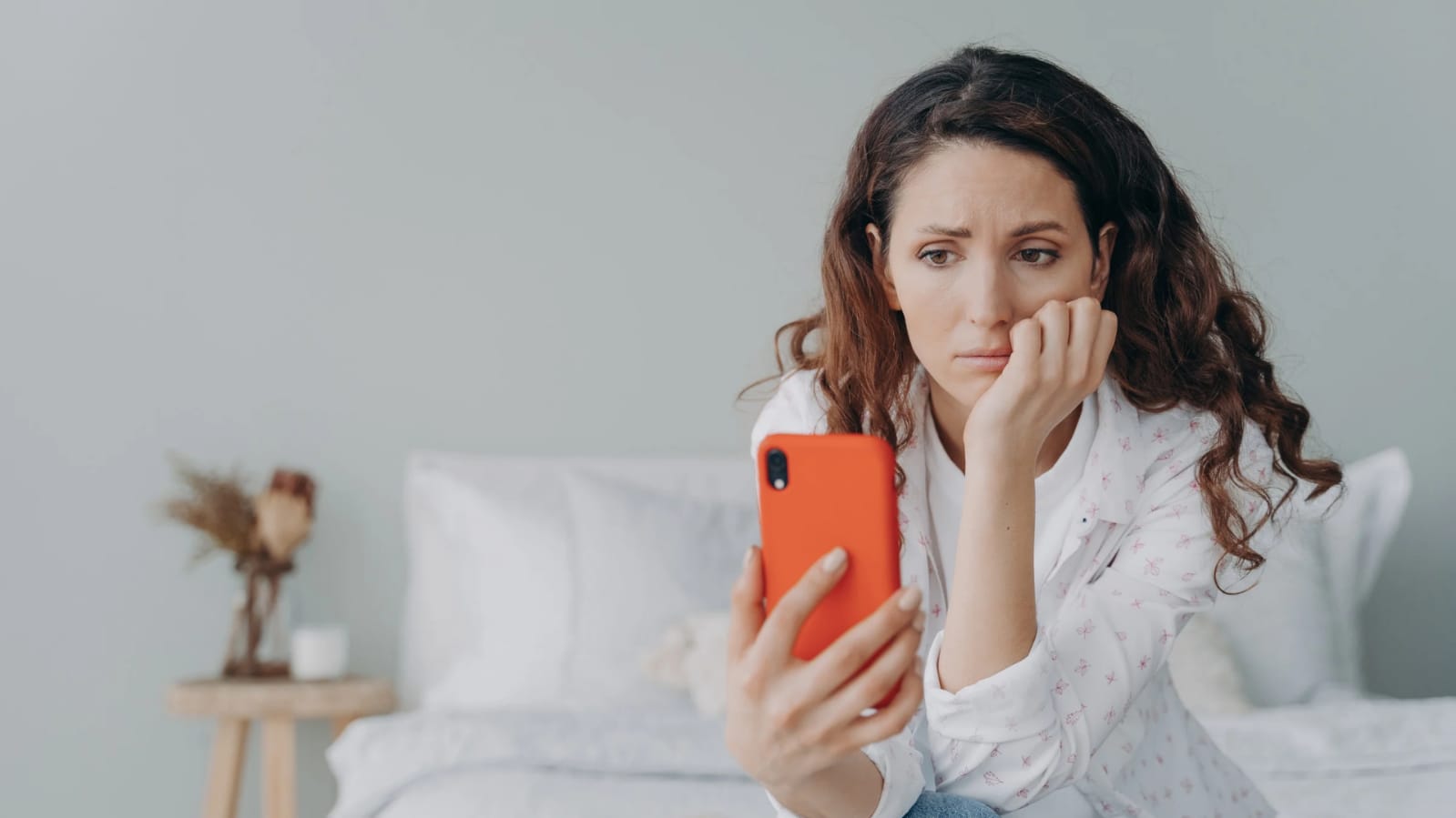 Ilustrasi orang sedang melihat handphone.
