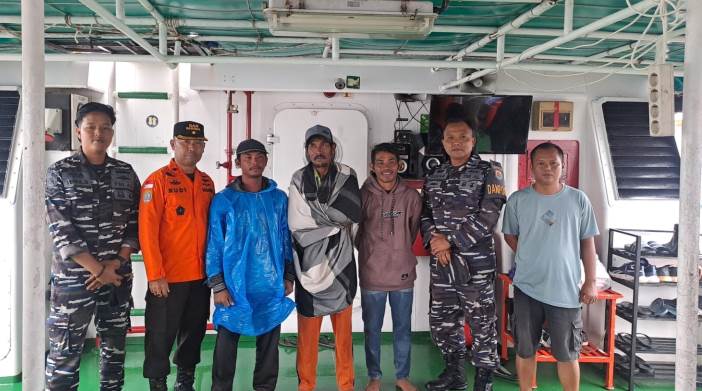 Tiga nelayan yang dilaporkan hilang di perairan Pulau Pitojat, Mentawai, terlihat tersenyum senang usai diselamatkan. (Foto Kantor SAR Mentawai)
