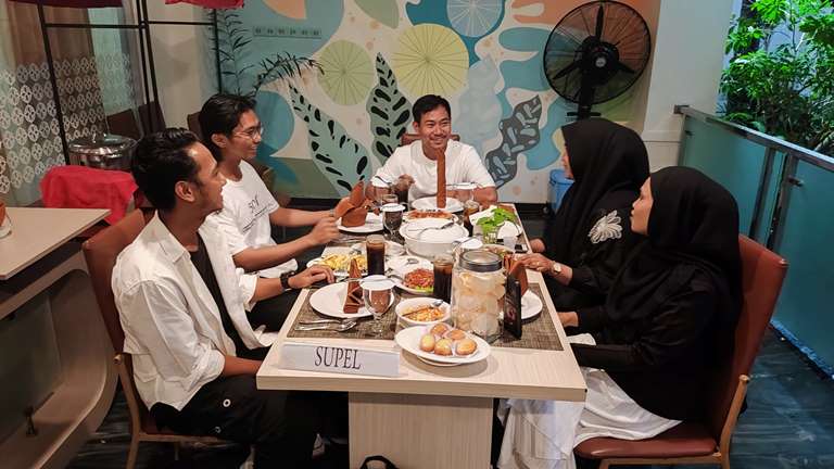 Pelanggan sedang menikmati paket berbuka puasa Bedug Package di Kawana Hotel Padang, Kamis (6/3/2025). (Randi/Padek)