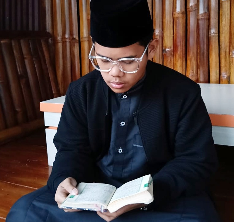 HAFAL 12 JUZ: Zhafran Zandra Alfarizti selalu mengisi setiap waktu luang dengan mengaji dan menghafal Al Quran.(WARDI TANJUNG/PADEK)