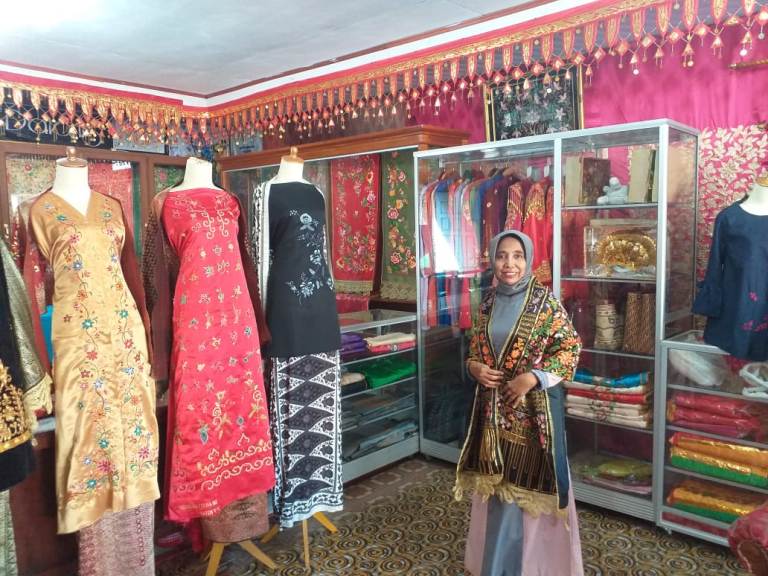 MENDAPAT TEMPAT: Owner Sulaman Mayang Fitrinawati memperlihatkan aneka jenis produk sulaman benang emas di tokonya, kemarin.(ZIKRINIATI/PADEK)