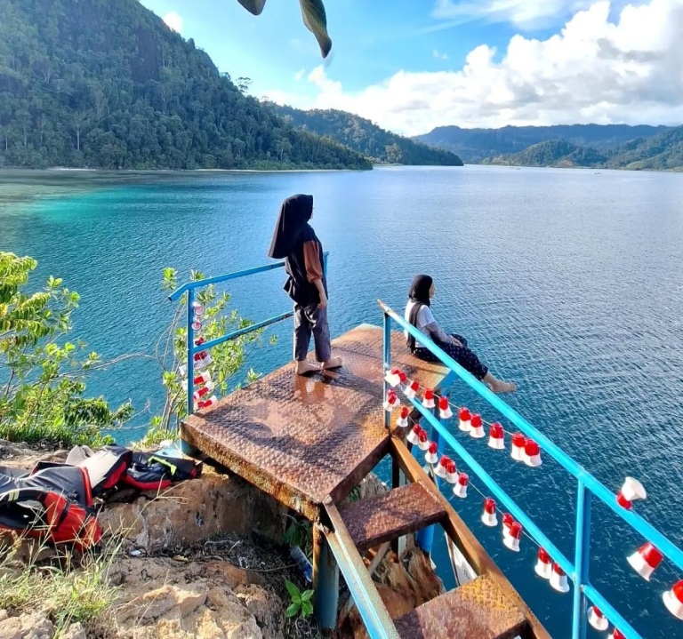 SEJUMLAH pengunjung berfoto di atas tebing di Pulau Sironjong Ketek.(INSTAGRAM MANDEH TOUR)