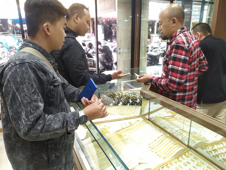 RAMAI PENGUNJUNG: Sejumlah pengunjung tampak mendatangi salah satu toko emas di Kota Bukittinggi, Kamis (6/3).(NANDA/PADEK)