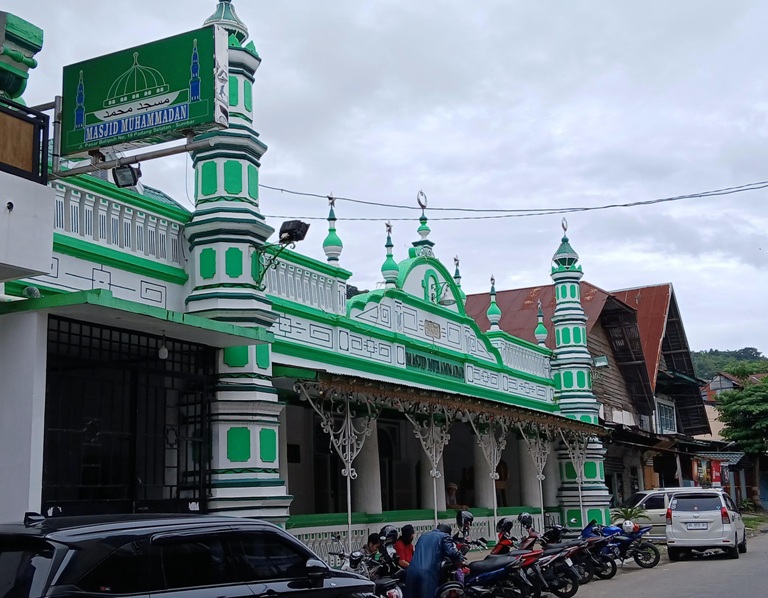 SAKSI SEJARAH: Suasana Masjid Muhammadan tetap ramai dikunjungi warga sekitar.(SUYUDI/PADEK)