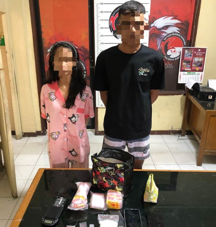 TAK BERKUTIK: Dua pasutri pelaku peredaran narkotika tak berkutik saat ditangkap Polres Bukittinggi, beberapa waktu lalu.(POLRES KOTA BUKITTINGGI)