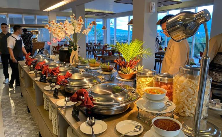 Suasana saat berbuka puasa di Serambi Rasa Restaurant, The Balcone Suites & Resort Bukittinggi, Jumat (7/3/2025).