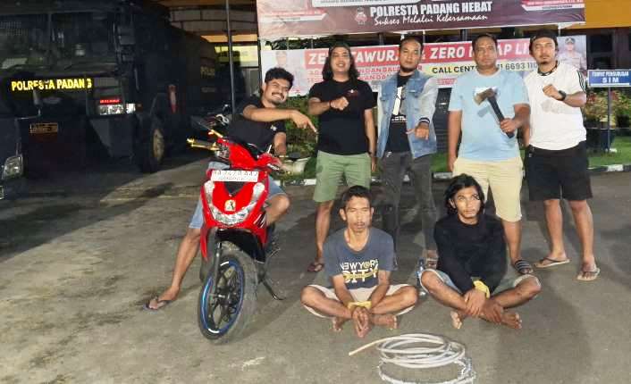 Tim Klewang Polresta Padang berhasil mengamankan dua orang pelaku pencurian kabel perangkat power di menara telekomunikasi milik PT Mitratel, Sabtu (8/3/2025) dini hari.