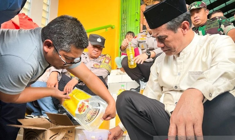 Mentan Andi Amran Sulaiman menyaksikan penakaran Minyakita saat melakukan sidak di Pasar Lenteng Agung, Kelurahan Jagakarsa, Kecamatan Jagakarsa, Jakarta Selatan, Sabtu (8/3/2025). ANTARA/Harianto/aa.