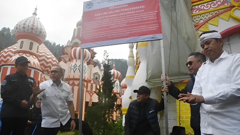 Menko Bidang Pangan Zulkifli Hasan bersama Menteri Lingkungan Hidup Hanif Faisol Nurofiq, dan Gubernur Jabar Dedi Mulyadi melakukan penyegelan bangunan di kawasan wisata Hibisc Fantasy Puncak, Bogor.