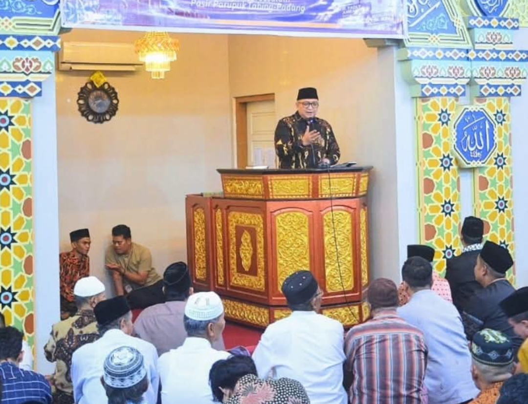 Sekda Kota Padang, Andree Algamar, memimpin Tim IV Safari Ramadhan ke Masjid Nurussalam di Pasir Parupuk Tabing, Kecamatan Koto Tangah, Jumat (7/3/2025) malam.(Foto: Prokopim)