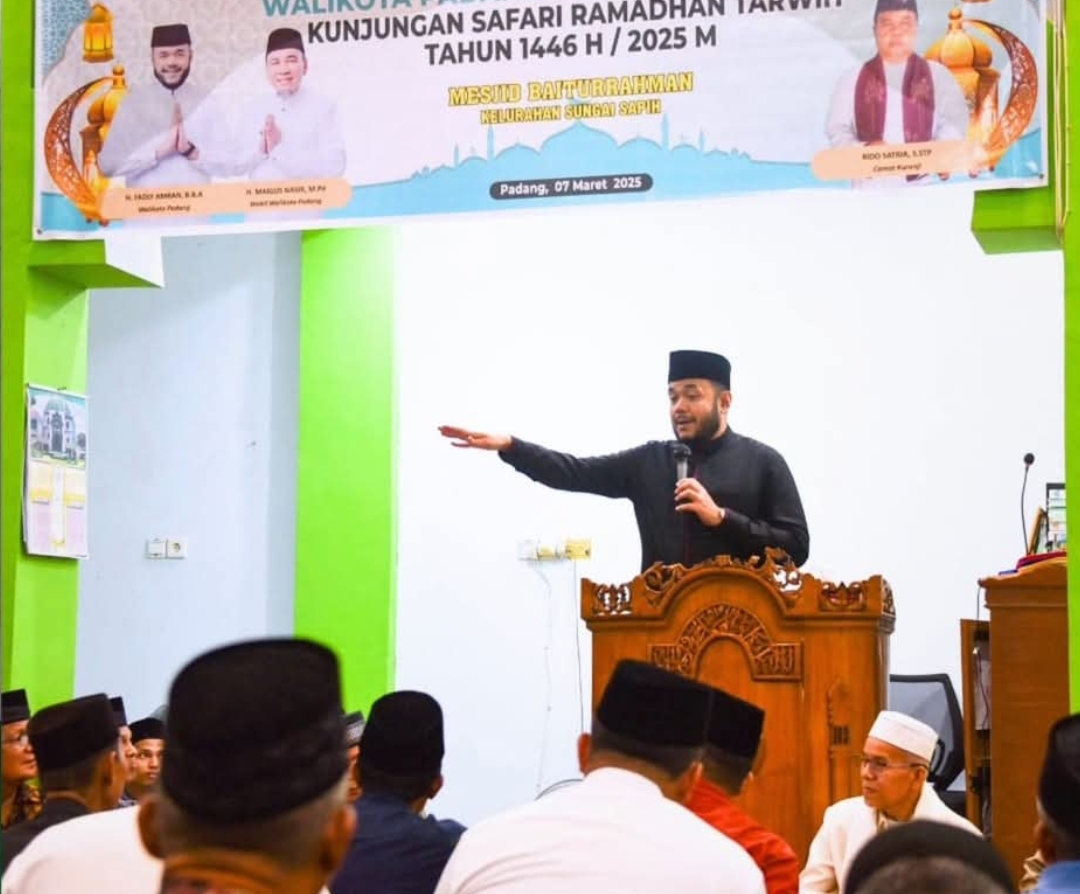 Wali Kota Padang Fadly Amran Safari Ramadhan, di Masjid Baiturrahman, Komplek Bumi Minang III, Kelurahan Sungai Sapih, Kecamatan Kuranji, Jumat (7/3/2025).(Foto: Prokopim)