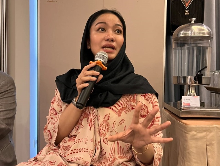 PAPARKAN: Bupati Dharmasraya Annisa Suci Ramadhani dalam bincang-bincang dengan pimpinan media di Padang, Sabtu (8/3).(ROMMI DELFIANO/PADEK)