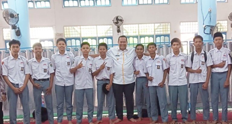 Wako Pariaman Yota Balad foto bersama usai salat zuhur di Masjid Raya Jati, Pariaman Tengah, Senin (10/3/2025).