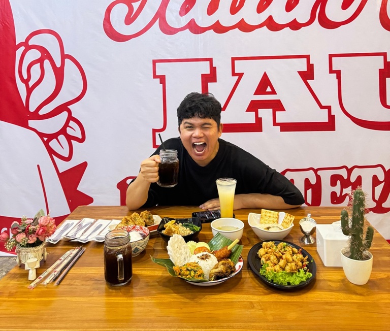 BANYAK PILIHAN: Beraneka pilihan menu Ramadhan bisa untuk dinikmati para pengunjung.(SY RIDWAN/PADEK)