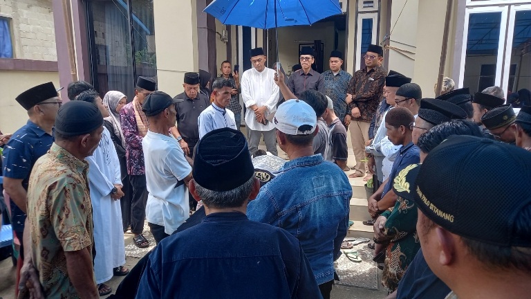 BERDUKA: Bupati Limapuluh Kota periode 2021-2024, Safaruddin Datuak Bandaro Rajo, melepas almarhum Don Vesky Nasir Datuak Tan Marajo dalam prosesi pemakaman di Situjuah Batua,Sabtu (8/3).(FIDEL/PADEK)