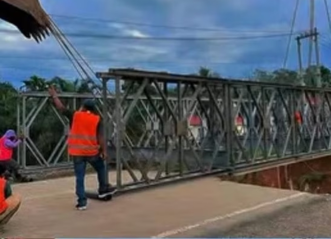 Pembangunan Jembatan Bailey di Jalan Lintas Sumatera yang menghubungkan Jambi dengan Sumatera Barat hampir selesai, Minggu (9/3). (Foto: BPJN Jambi)