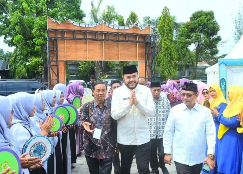 Wali Kota Padang, Fadly Amran, mengapresiasi penyelenggaraan Festival Qasidah Rebana tingkat Kota Padang  pada 10-12 Maret 2025 di pelataran parkir Masjid Agung Nurul Iman. (Foto: Prokopim)