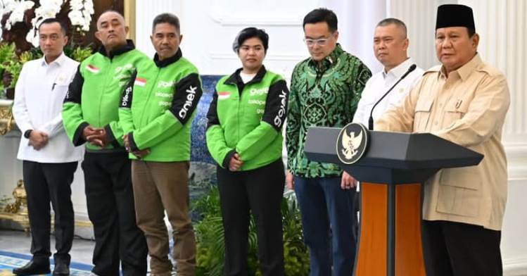 Presiden sampaikan kebijakan pemerintah terkait THR bagi pekerja swasta, BUMN, BUMD, termasuk pekerja transportasi dan kurir online (foto: Ig sekretariatkabinet)