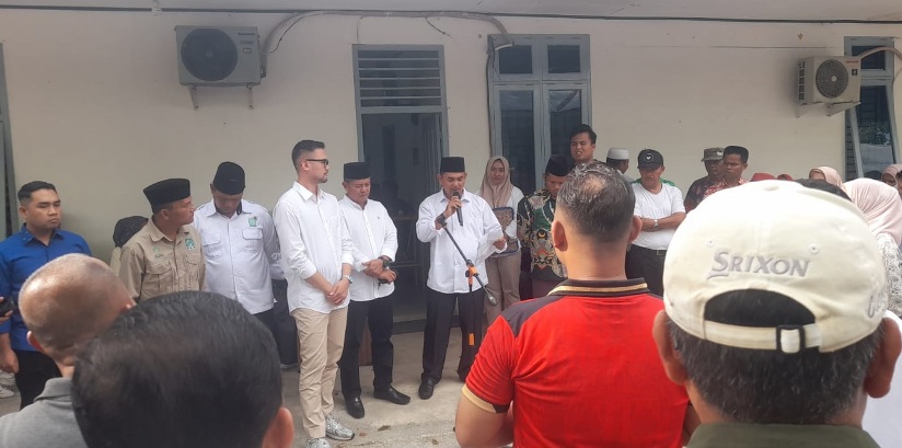 BERSEMANGAT: Calon Wakil Bupati Pasaman nomor urut 1 Parulian Dalimunte memberikan pidato usai mendaftar di KPU Pasaman, kemarin (10/3) sore.(TIM WE-LI)