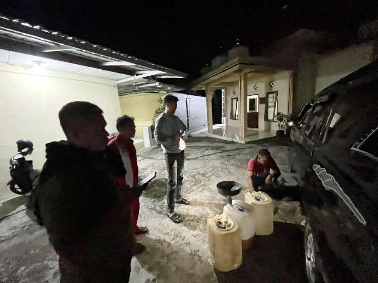 CURANG: Anggota Ditreskrimsus Polda Sumbar mengungkap dugaan penyalahgunaan BBM bersubsidi di SPBU Tembok, Lubukbasung, Agam, dini hari kemarin.(POLDA SUMBAR FOR PADEK)