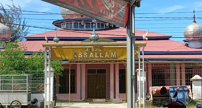 PUSAT IBADAH: Masjid Assalam, salah satu masjid terbesar di Kepulauan Mentawai, berdiri kokoh di dekat Pelabuhan Tuapejat, menjadi pusat ibadah bagi masyarakat setempat.(ARIF/PADEK)