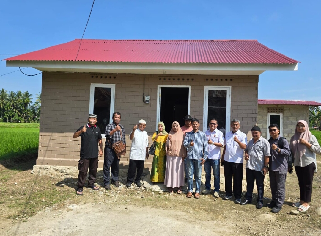 Kegiatan serah terima kunci bantuan rumah dari PT Semen Padang kepada keluarga miskin di Koto Lalang, Padang. (Foto: Yuhefizar For Padek)