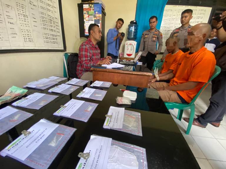 MERESAHKAN: Dua pelaku penyalahgunaan narkoba jenis sabu diamankan oleh Satresnarkoba Polres Limapuluh Kota beserta barang bukti. Penangkapan dilakukan rentang Maret ini.(DOK.POLRES LIMAPULUH KOTA)