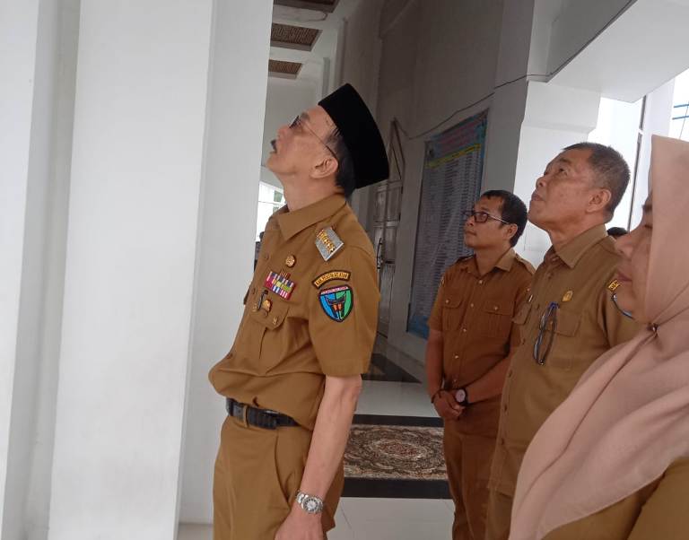 Bupati Pessel, Hendrajoni meninjau Masjid Terapung Samudra Ilaihi Pantai Carocok Painan didampingi Kadis Pariwisata Suhendri dan Kadis PUTR Pessel, Yusvianty. (dok yon)