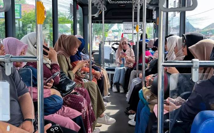Trans Padang membolehkan penumpang berbuka puasa di dalam bus. Meski demikian, ada sejumlah aturan yang harus dipenuhi para penumpang selama Ramadan 2025. (Instagram Trans Padang)