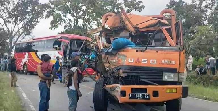 Kecelakaan Bus Gumarang Jaya dengan truk Mitsubishi Fuso di Kabupaten Solok, Sumatera Barat, Selasa (11/3/2025). (Satlantas Polres Solok)