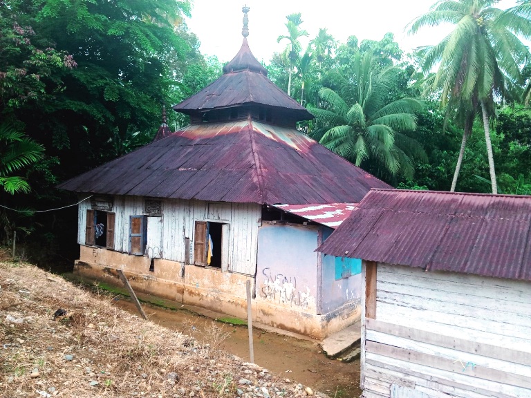 MENYIMPAN SEJARAH: Surau Simauang terlihat sudah tua. Kondisi fisik surau yang lapuk dan rusak memerlukan perhatian serius. (YULICEF ANTHONY/PADEK)