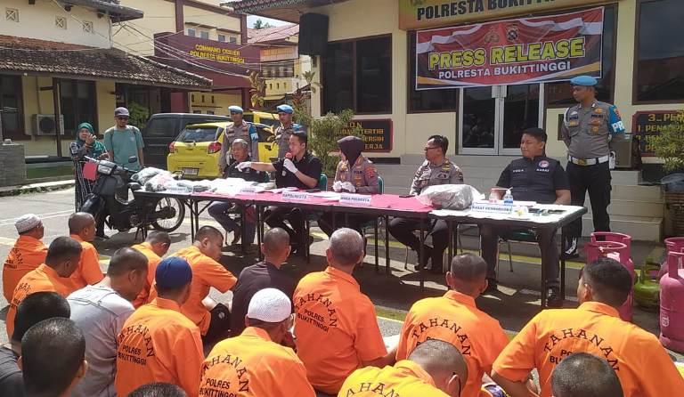 EKSPOS KASUS: Kapolresta Bukittinggi Kombes Pol Yessi Kurniati bersama jajaran saat press rilis ungkapan kasus tindak pidana selama 2025.(NANDA ANGGARA/PADEK)
