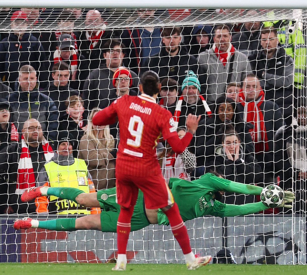 Kiper PSG, Gianluigi Donnarumma menggagalkan bola tendangan penyerang Liverpool, Darwin Nunez saat adu penalti di Anfield. (Foto: UEFA)