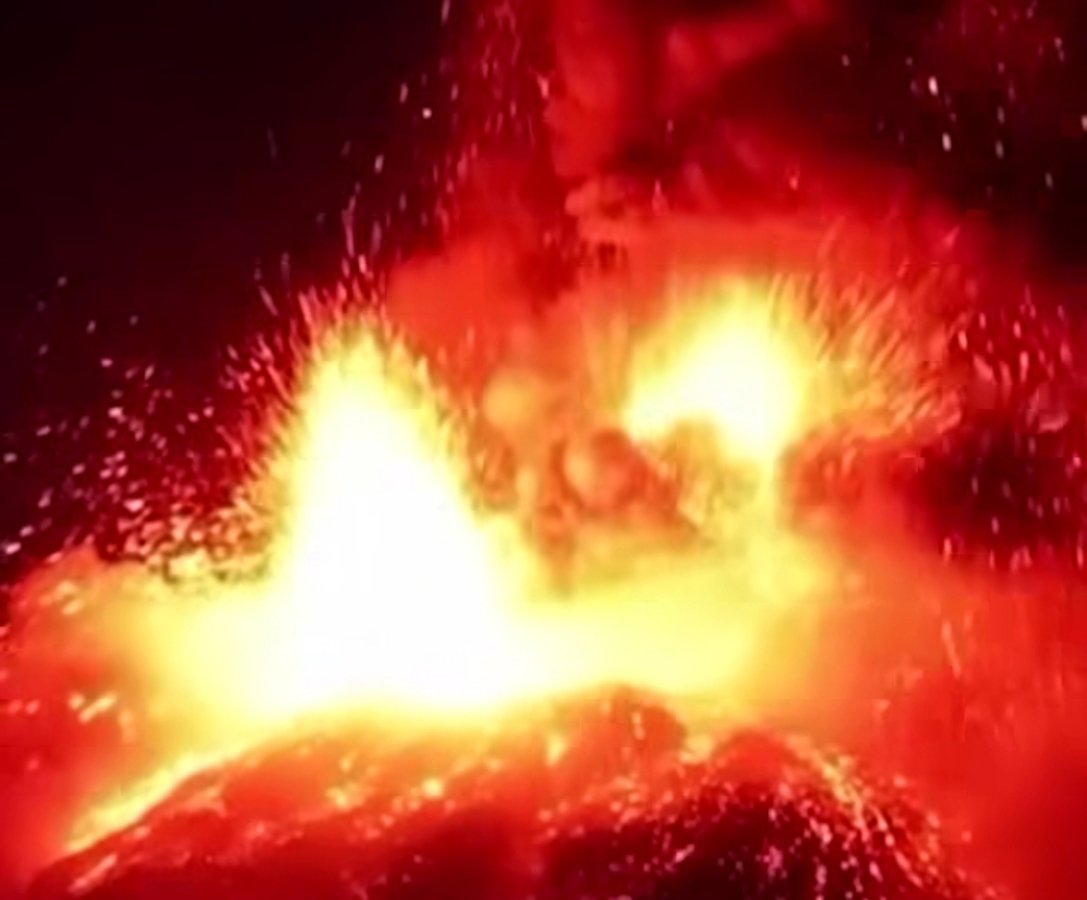 Semburan lava pijar dari letusan gunung Fuego di Guatemala, 30 ribu warga terdampak.