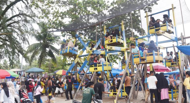Wahana Buayan Kaliang di Pantai Gandoriah, Kota Pariaman, siap menanti kunjungan wisata di masa Lebaran Idulfitri 2025.