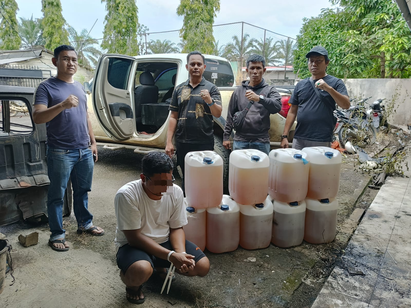 DITANGKAP: Anggota Satreskrim Polres Dharmasraya mengamankan HK, atas dugaan penyalahgunaan BBM bersubsidi di Mapolres setempat, baru-baru ini.(POLRES DHARMASRAYA FOR PADEK)