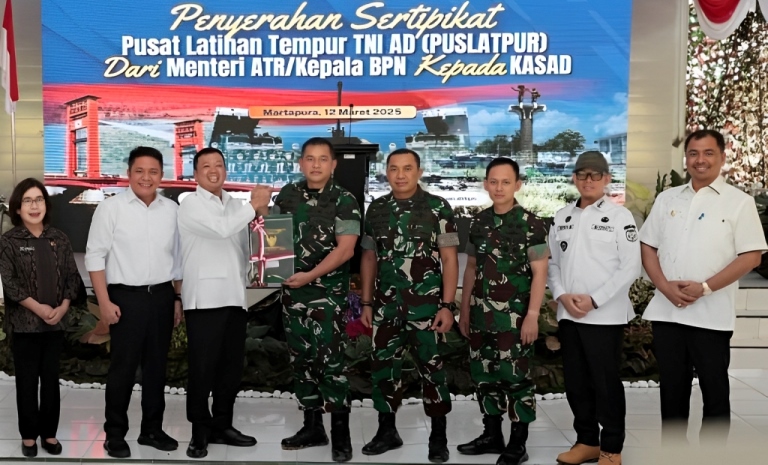 Menteri ATR/BPN Nusron Wahid menyerahkan 42 sertipikat Hak Pakai untuk Pusat Latihan Tempur (Puslatpur) Kodiklat TNI AD, Rabu (12/03/2025).