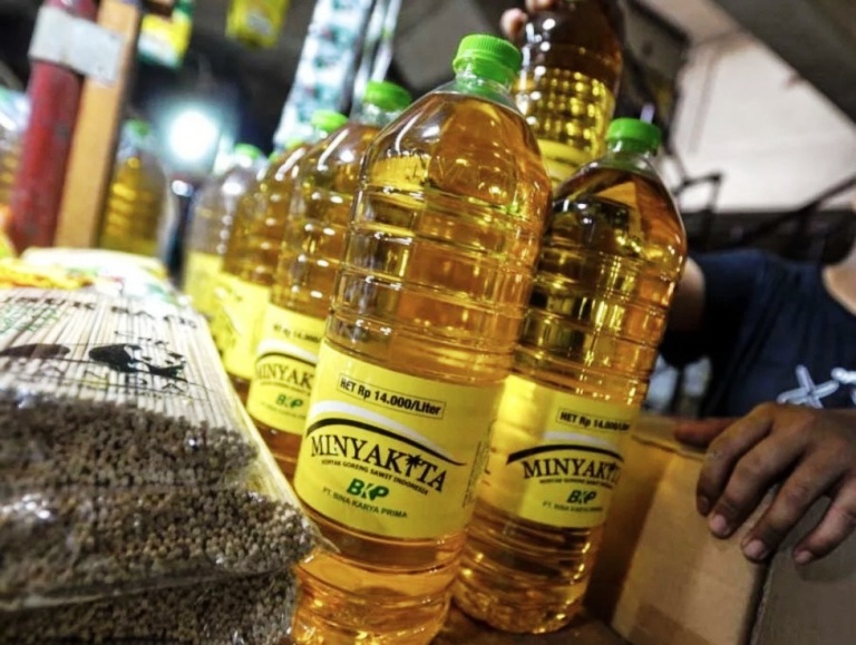 LEBIHI KETENTUAN: Pada kemasan minyak goreng subsidi bermerek Minyakita, tertera harga eceran tertinggi (HET) Rp 14 ribu per liter.(SHYNTIA/PADEK)