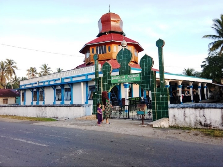 BERSEJARAH: Masjid Agung Inderapura, Kecamatan Pancung Soal.(YONI SYAFRIZAL/PADEK)