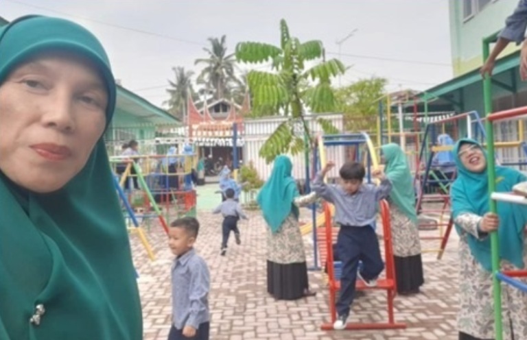 PEMBELAJARAN: Sejumlah murid TK Islam Raudhatul Jannah Payakumbuh didampingi para guru terlihat sedang asyik bermain bersama di lingkungan sekolah mereka.(TIM LAMAN GURU)
